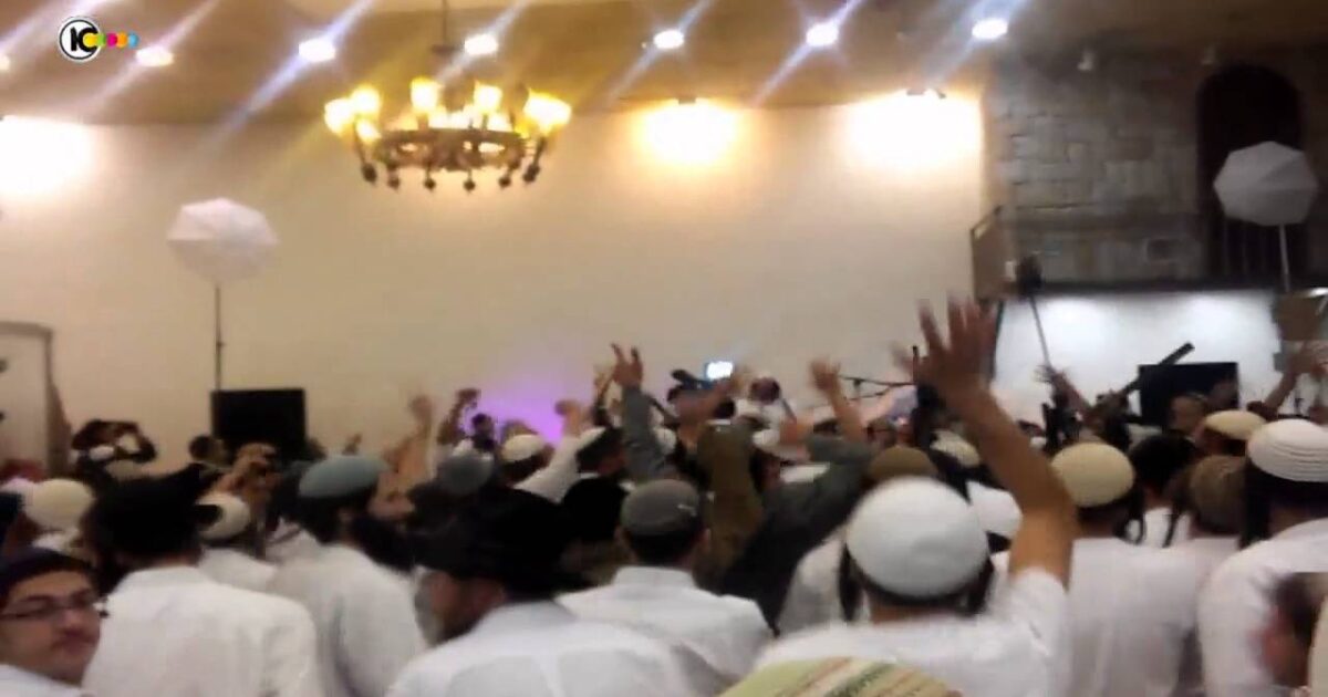 شاهد بالصورة والفيديو.. تحت شعار (أضرب الهم بالفرح) وعلى إيقاع الزنق والكتم شباب سودانيون يتجمعون بالعشرات بالزي القومي الموحد “الجلابية” ويشاركوا صديقهم الأفراح بالعاصمة القطرية الدوحة 28598