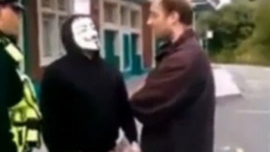 بالفيديو: لحظة القبض على رجل واعد طفلة لاغتصابها 9998660503