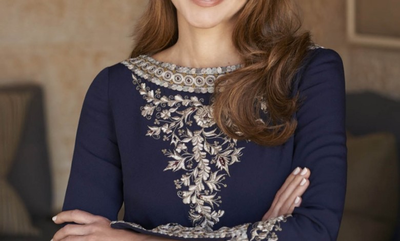 خالفت البروتوكول أم تواضع منها؟.. شاهد: صورة حديثة للملكة رانيا مع الأميرة رجوة تثير الجدل على مواقع التواصل Queen Rania