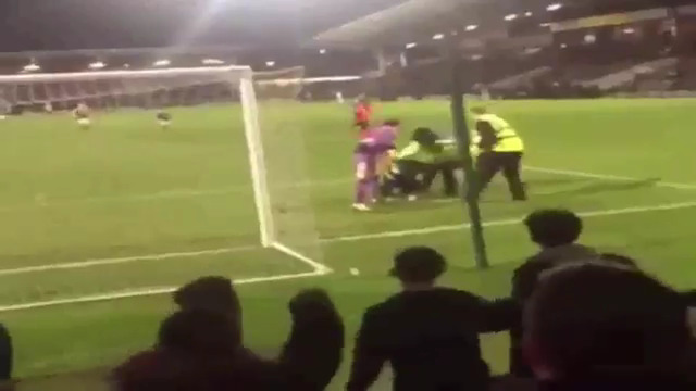 بالفيديو...حارس مرمى يطيح مشجعاً على طريقة المصارعة! f99d2862 2b8e 40bf 8fcd ac3703ac7074