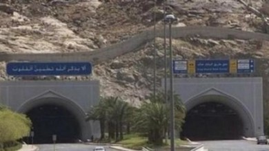 إنقلاب شاحنة يغلق نفق الملك خالد بمكة