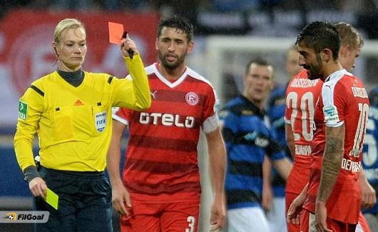 بالصور - هذا ما يحدث عندما يسخر لاعب من ' حكمة ' في ألمانيا بالصور هذا ما يحدث عندما يسخر لاعب من حكمة في ألمانيا