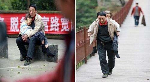 صيني يحمل والدته المشلولة أينما حل وارتحل صيني يحمل والدته المشلولة أينما حل وارتحل