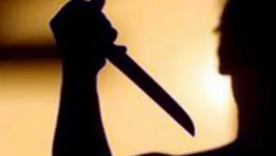 جريمة تهز بريطانيا: ابن يقتل والدته معتقدًا أنها ساحرة طعن سكين