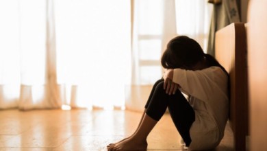محكمة الأسرة والطفل تنهي بلاغ أم عذبت ابنها بالمكواة طفلة مسكينة