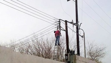 مصرع وإصابة ثلاثة عمال كهرباء أثناء إصلاحهم عطلاً فنياً عامل كهربا