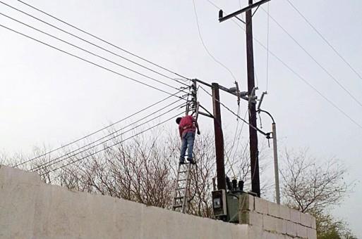 مصرع وإصابة ثلاثة عمال كهرباء أثناء إصلاحهم عطلاً فنياً عامل كهربا