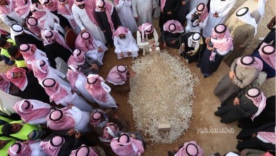 صورة لمراسم دفن الملك عبد الله بن عبد العزيز تفوز بالصورة الأفضل لعام 2015 قبر الملك عبد الله