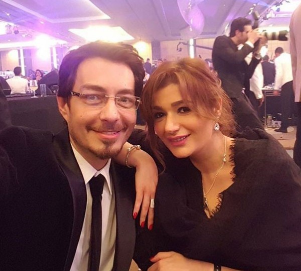 زوجة أحمد زاهر تفتخر به وتتغزل فيه أمام الجميع احمد زاهر وزوجته