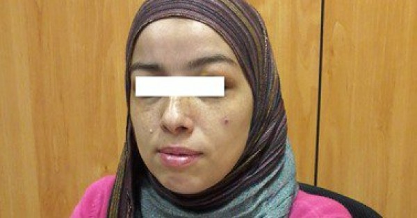 سائق باص يتحرش جسديا بفتاة .. وحين نهرته تعدى عليها بالضرب وسط ذهول المارة تحرش