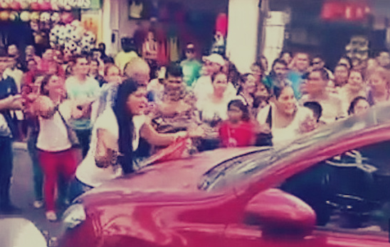 ◄|شاهد| زوجة تكتشف خيانة زوجها في الشارع: رد فعلها لاقى استحسان المارة سيدة تكتشف خيانة زوجها