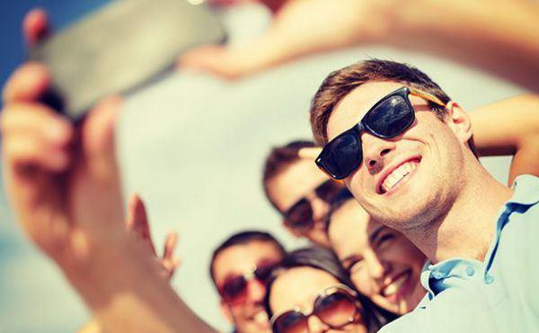 مدرس يتحرش بطالبة اثناء التقاطهما ’’سيلفي’’ بدبي مدرس تحرش صورة سيلفي