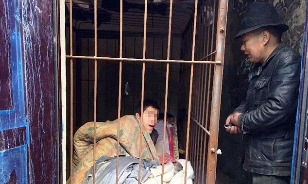 عائلة تحبس إبنها المعاق في قفص صغير لعدم قدرتها على التعامل معه معاق محبوس