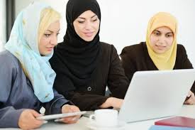 غامبيا.. الموظفات الحكوميات مطالبات بوضع غطاء للرأس موظفات محجبات
