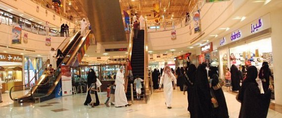 أمير مكة يسمح للشباب بدخول "المولات" يومي السبت والأحد بعد منعهم من قبل بسبب التحرش بالنساء مول سوق