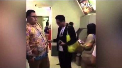 بالفيديو.. رجل ضعيف النظر يحاول إدخال بطاقة الصراف في بطن رجل.. والضحكات تتعالى 30177