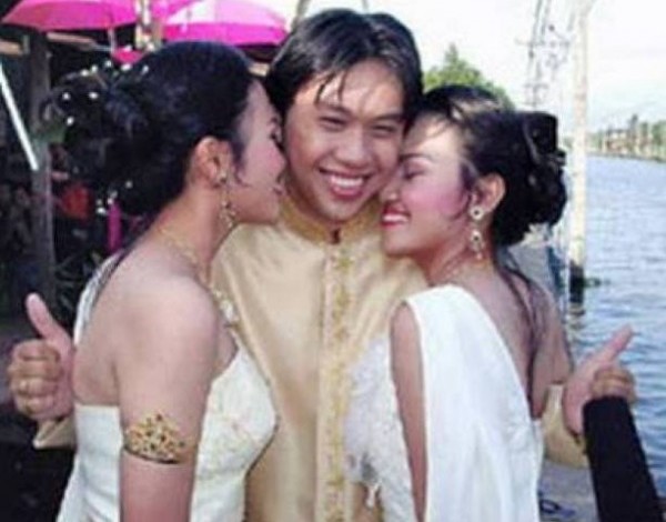 "عريس" تزوج شقيقتين توأمين في نفس الوقت ! 3910559681