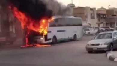 مسلحون يشعلون النار في حافلة بالمنطقة الشرقية بالسعودية احتراق باص