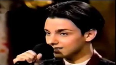 فنان يعتذر عن حضور جنازة والدته لانشغاله بحفل غنائي ويثير استياء جماهيره باسم فغالي