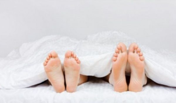 رجل مضطر للحصول على إذن قبل ممارسة الجنس! علاقة زوجية