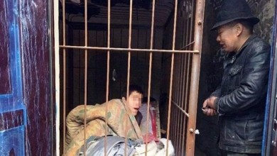 عائلة تحبس إبنها المعاق في قفص صغير لعدم قدرتها على التعامل معه معاق محبوس