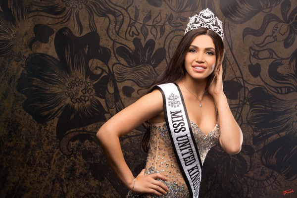 ملكة جمال تتلقى رسالة.. وتستغيث باكية في بث مباشر ملكة جمال بريطانيا