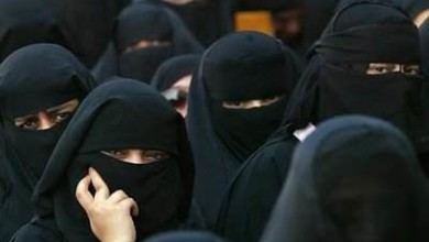 منقبات يشتبكن مع الشرطة في مظاهرات بالبحرين احتجاجا على إعدام «النمر» منقبات