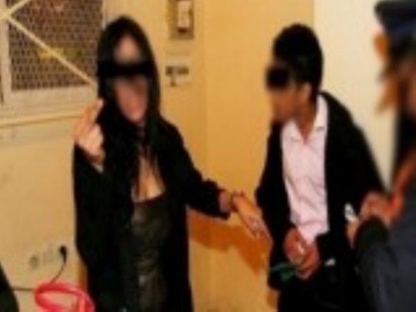 سيدة تستغل سجن زوجها وتنجب من ابنه تستغل سجن زوجها وتنجب من ابنه