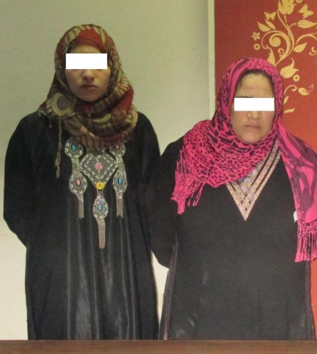 سيدة وابنتها تتزعمان عصابة للسرقة وتصوير الضحايا عرايا سيدتان متهمتان