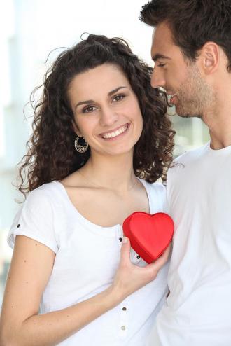 "نحن في زمنا خلي عيد حب، الحب ذاتو ما بنعرفو’’ عيد الحب بين إستنكار الكبار وإقبال الشباب فالنتين