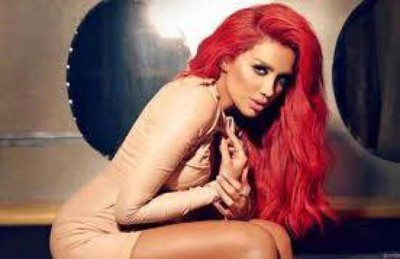 بالفيديو..عادل إمام يتحرش بمايا دياب في مهرجان الجونة السينمائي مايا دياب