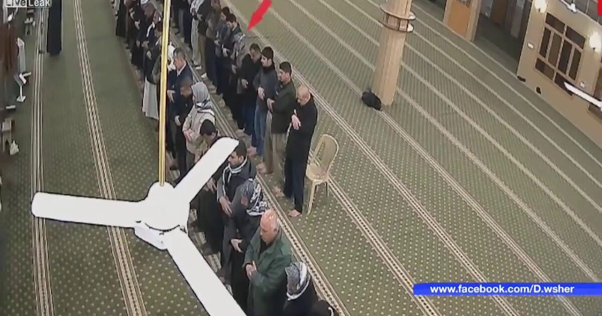 شاهد بالفيديو.. لحظة وفاة رجل أثناء صلاته بالمسجد 33000