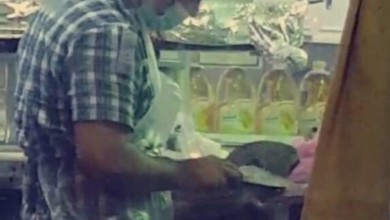 "بلدية الخرج" تغلق مطعماً بسبب قيام عامله بتنظيف حذائه بأدواته 56c63d42a2331