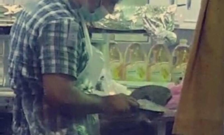 "بلدية الخرج" تغلق مطعماً بسبب قيام عامله بتنظيف حذائه بأدواته 56c63d42a2331