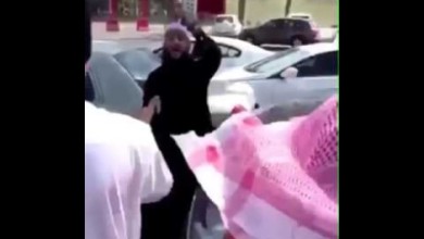 رجال الهيئة يمنعون شابًّا من الاعتداء على فتاة 400x300 - بالفيديو.. رجال الهيئة يمنعون شابًّا من الاعتداء على فتاة