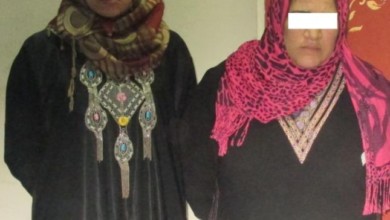 سيدة وابنتها تتزعمان عصابة للسرقة وتصوير الضحايا عرايا سيدتان متهمتان
