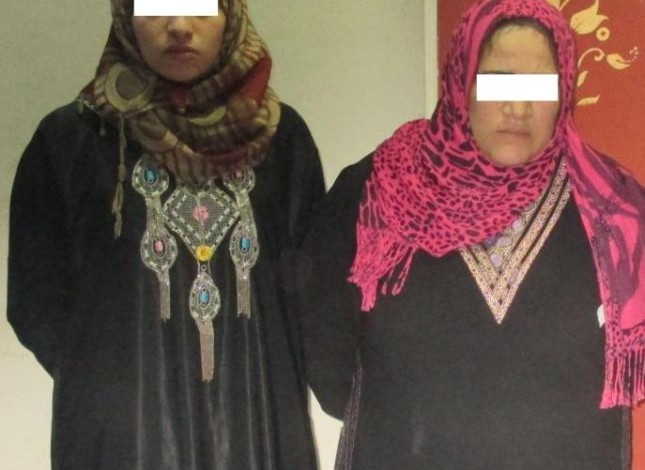 سيدة وابنتها تتزعمان عصابة للسرقة وتصوير الضحايا عرايا سيدتان متهمتان