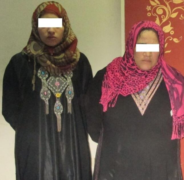 سيدة وابنتها تتزعمان عصابة للسرقة وتصوير الضحايا عرايا سيدتان متهمتان