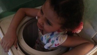 طفلة داخل غساله