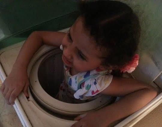 دارت الغسالة والطفل داخلها.. وكلام الأم "لا يقنع أحدا" طفلة داخل غساله