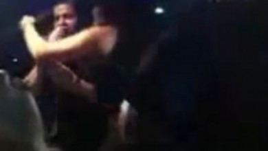 فتاة تتحرش بمطرب عراقي على المسرح