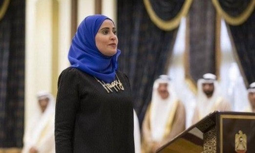 قلادة وزيرة سعادة “أبناء زايد” تخطف الأضواء وتشعل مواقع التواصل وزير السعادة