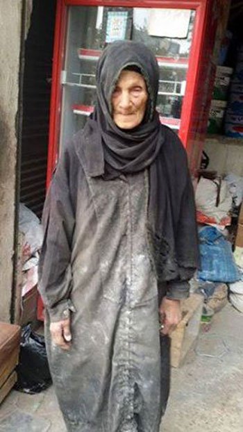 "ست بميت راجل".. الجدة سعاد تعمل "شيالة" بمحل مواد بناء لتنفق على أحفادها الجده تعمل شيال