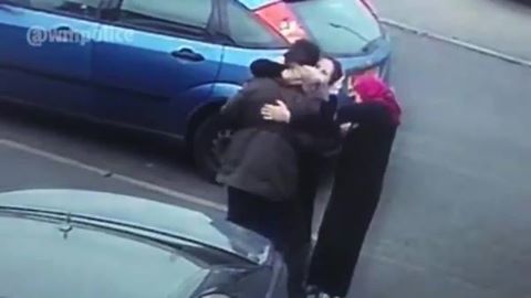 فيديو : عصابة نساء تسرق عن طريق “المعانقة”! سرقه