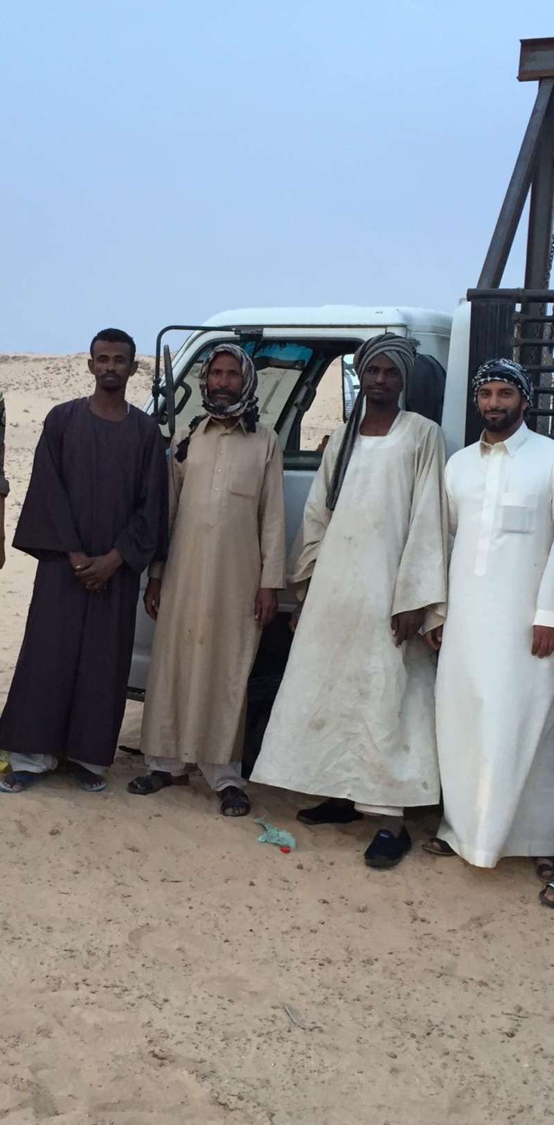 العثور على سودانيين ضلوا طريقهم في صحراء الصمان سودانيين بصحراء الصمان