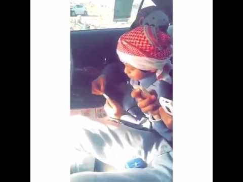 بالفيديو.. طفل يجهز سيجارة مخدرات يثير غضب رواد مواقع التواصل الاجتماعي 33738