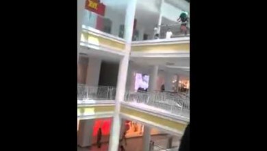 شاهد .. حراس أمن يوقفون شخصا قبل الانتحار في أحد المولات بالفلبين 34306