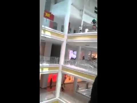 شاهد .. حراس أمن يوقفون شخصا قبل الانتحار في أحد المولات بالفلبين 34306