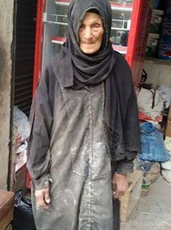 "ست بميت راجل".. الجدة سعاد تعمل "شيالة" بمحل مواد بناء لتنفق على أحفادها الجده تعمل شيال