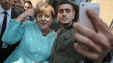 محاولات وصم بطل السيلفي مع ميركل بالإرهاب سيلفي مركل